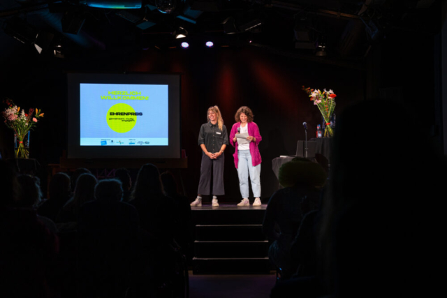 Corinna und Theresa auf der Bühne im Vorderhaus